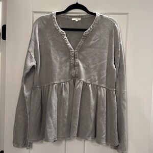 This Easel top is like new. Grey long sleeve be baby doll top. Size L.